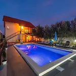 Vesna Lux - Five Bedroom With Swimming Pool Βίλα *
