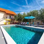 Vesna Lux - Five Bedroom With Swimming Pool *