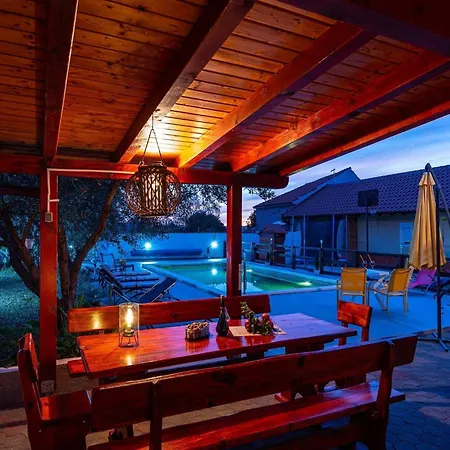Vesna Lux - Five Bedroom With Swimming Pool Zadar
