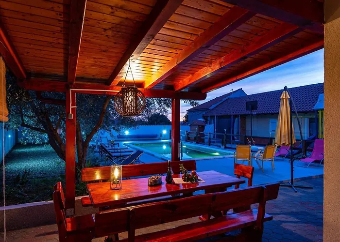 Vesna Lux - Five Bedroom With Swimming Pool Zadar