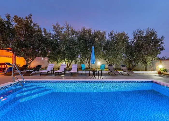Vesna Lux - Five Bedroom With Swimming Pool Zadar