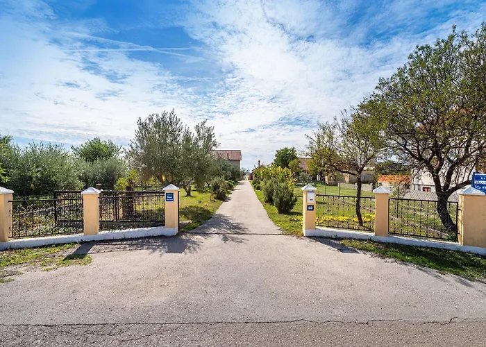 Vesna Lux - Five Bedroom With Swimming Pool * Zadar