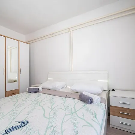 Vesna Lux - Five Bedroom With Swimming Pool *
