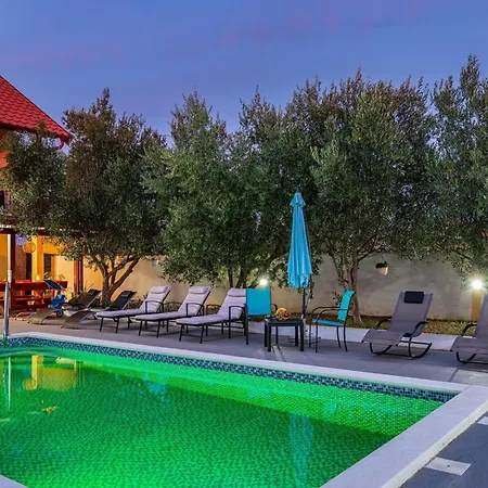 Vesna Lux - Five Bedroom With Swimming Pool 别墅 扎达尔