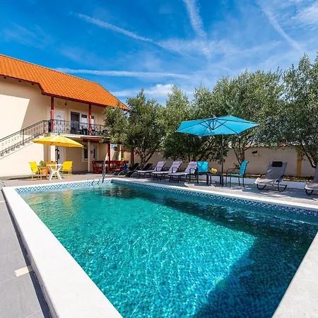Vesna Lux - Five Bedroom With Swimming Pool *