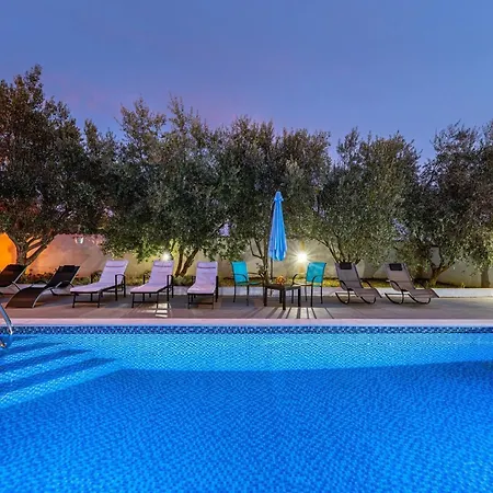 Vesna Lux - Five Bedroom With Swimming Pool 扎达尔