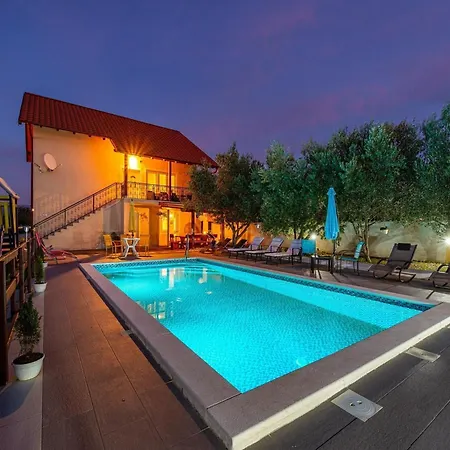 Vesna Lux - Five Bedroom With Swimming Pool *